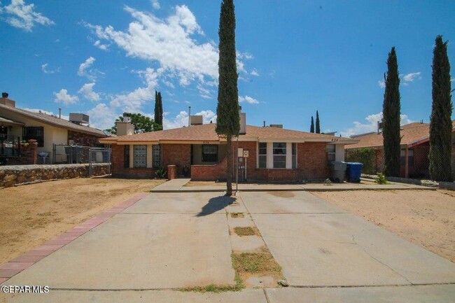 826 Los Surcos Rd in El Paso, TX - Foto de edificio - Building Photo