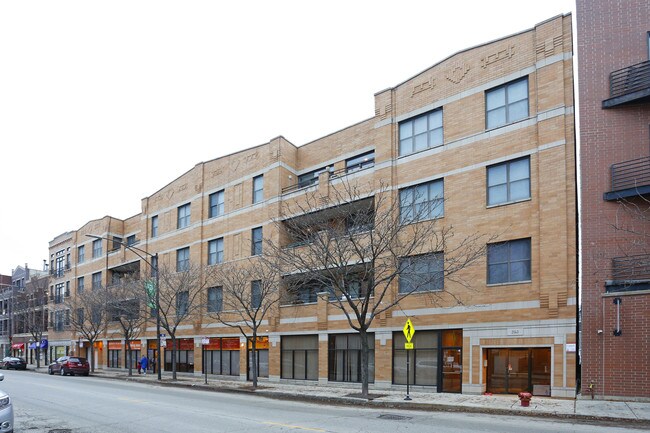 2044 W Belmont Ave in Chicago, IL - Foto de edificio - Building Photo