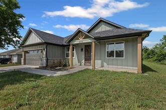 6111 Collins Ct in Granbury, TX - Building Photo - Building Photo