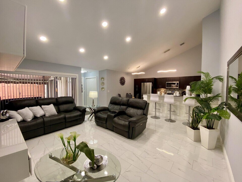 1031 Summit Pl Cir in West Palm Beach, FL - Building Photo