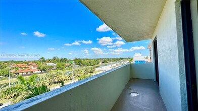 8440 SW 8th St, Unit 307A in Miami, FL - Foto de edificio - Building Photo