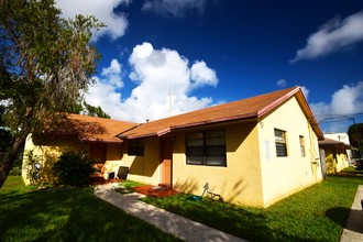 8th Street Apartments in Hallandale Beach, FL - Building Photo - Building Photo