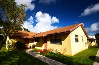 8th Street Apartments in Hallandale Beach, FL - Foto de edificio - Building Photo