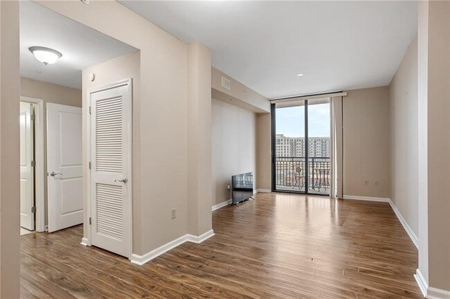 3040 Peachtree Rd in Atlanta, GA - Building Photo - Building Photo