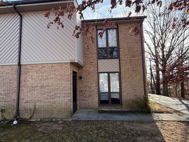 5303 Century Dr in Hollins, VA - Foto de edificio - Building Photo