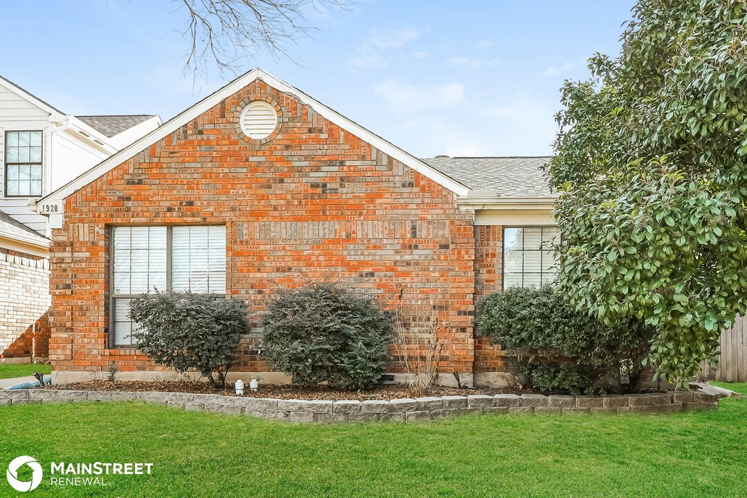 1920 Meadowview Ct in Carrollton, TX - Building Photo