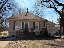 913 Claflin Rd in Manhattan, KS - Building Photo
