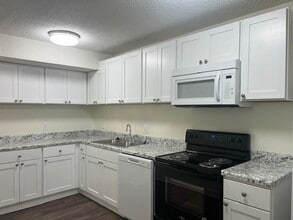 Hunting Ridge Apartments in Greenville, SC - Foto de edificio - Building Photo