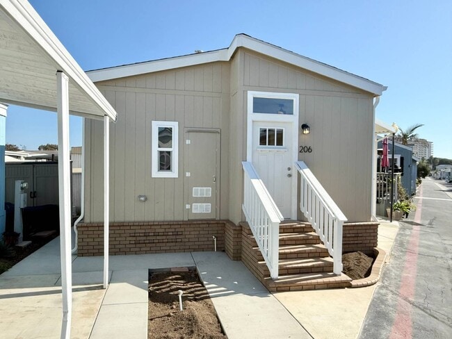 80 Huntington St in Huntington Beach, CA - Building Photo - Building Photo