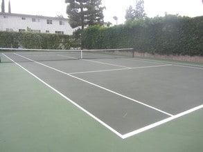 18340 Collins St in Tarzana, CA - Foto de edificio - Building Photo