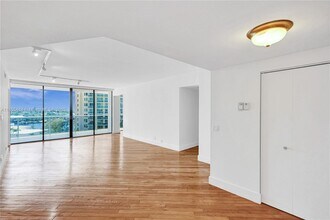 20281 E Country Club Dr in Aventura, FL - Building Photo - Building Photo