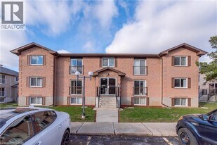 331 Northlake Dr in Waterloo, ON - Building Photo
