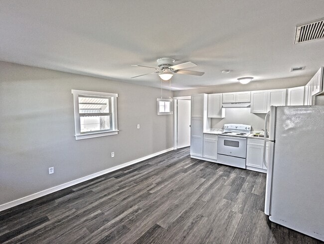 38742 11th Ave in Zephyrhills, FL - Building Photo - Building Photo