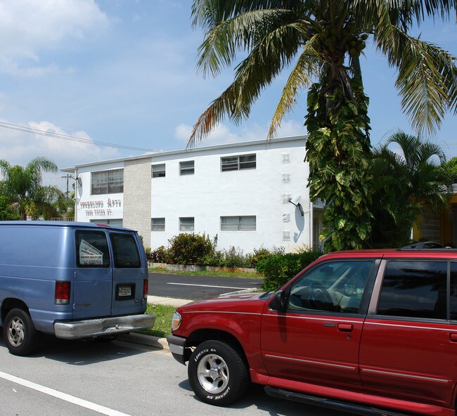 Lingerlong Apartments in Hollywood, FL - Building Photo - Building Photo