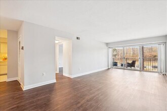 1300 Army Navy Dr, Unit 225 in Arlington, VA - Building Photo - Building Photo
