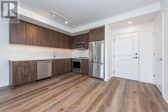 571 Prince Edward Dr N in Toronto, ON - Building Photo - Building Photo