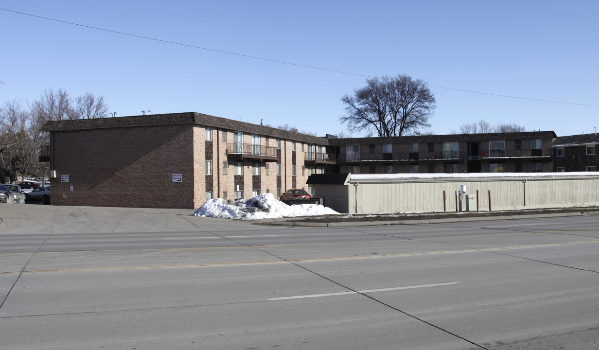 Blondo Plaza Apartments in Omaha, NE - Building Photo