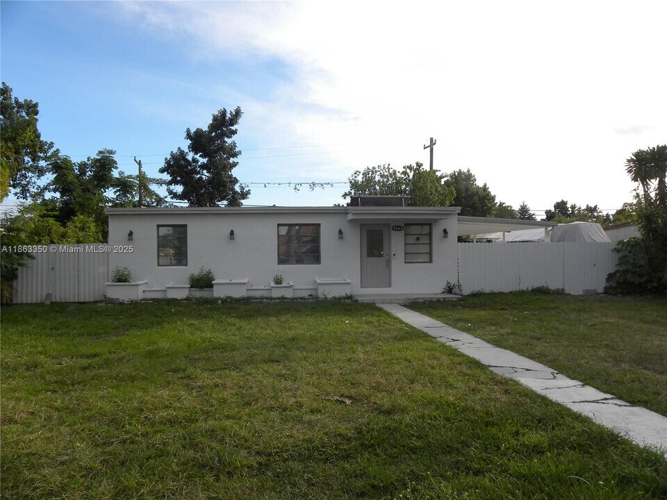 9860 SW 48th St in Miami, FL - Building Photo