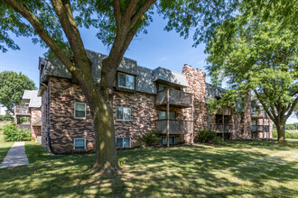 New Towne West Apartments in Omaha, NE - Building Photo - Building Photo