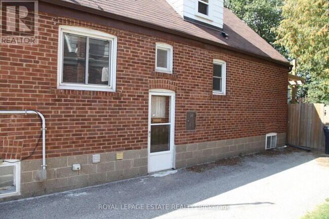 16 Clairlea Crescent in Toronto, ON - Building Photo - Building Photo