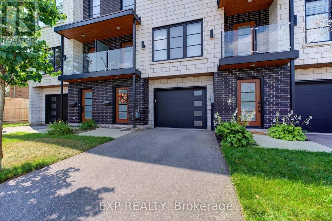 3 Spring Ln in Brantford, ON - Building Photo