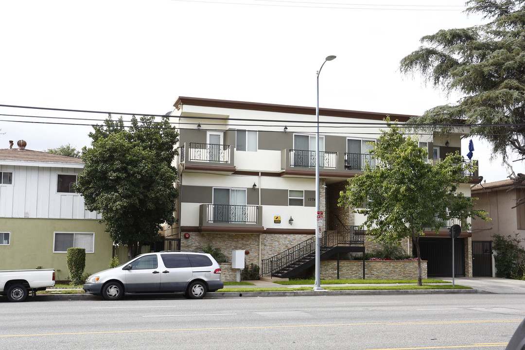 13748 Sherman Way in Van Nuys, CA - Foto de edificio