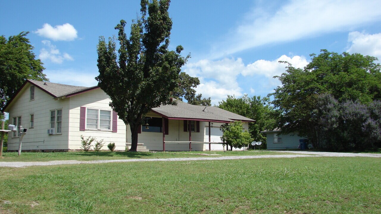 8392 US-69 in Mcalester, OK - Building Photo