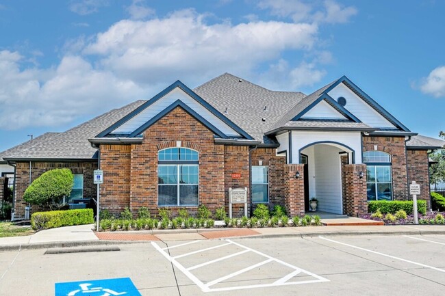 Worthington Point in Crowley, TX - Foto de edificio - Building Photo