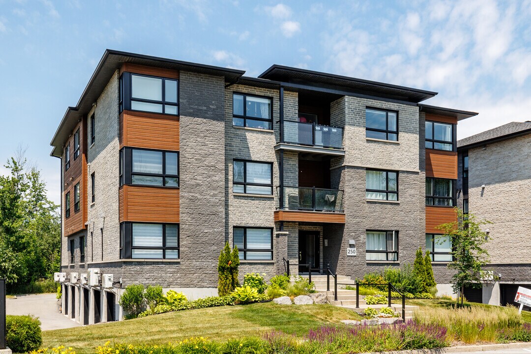 250 De La Belle-Dame Av in La Prairie, QC - Building Photo