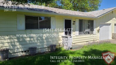 919 SW Bridge St, Unit B in Grants Pass, OR - Foto de edificio - Building Photo