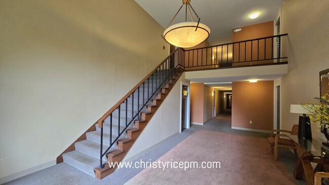 11010 NE 68th St in Kirkland, WA - Building Photo - Building Photo