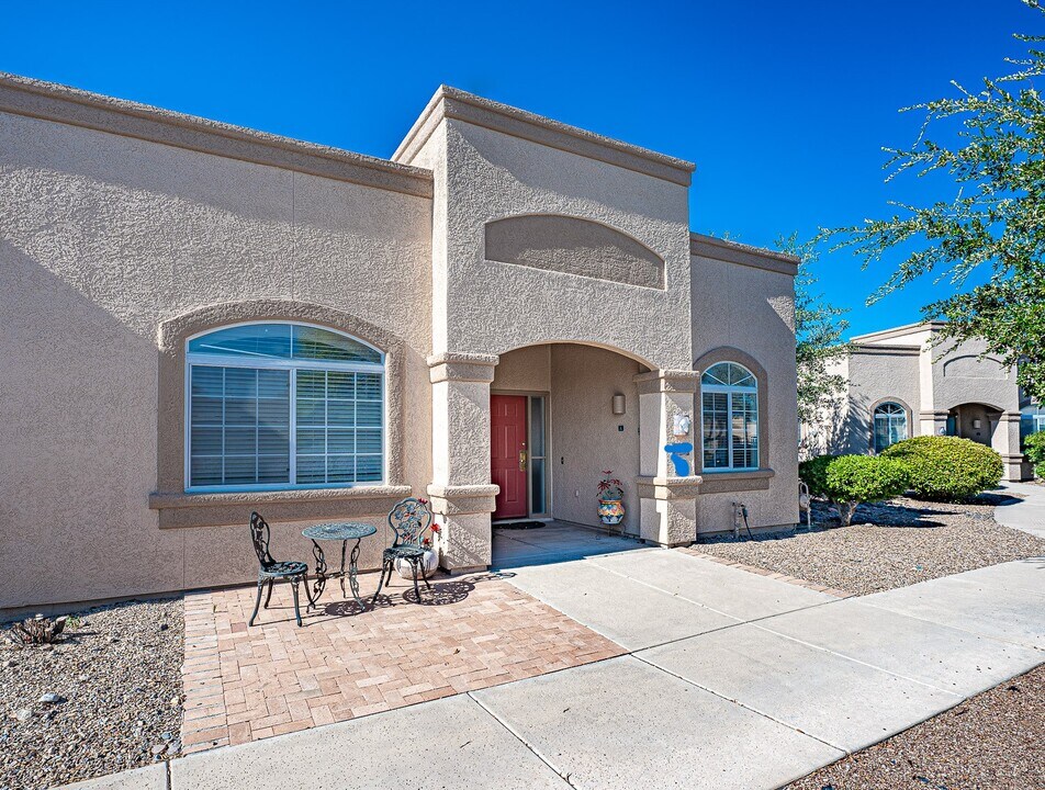 1924 W Demetrie Loop in Green Valley, AZ - Building Photo