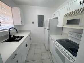 3960 SW 68th Ave in Miami, FL - Building Photo - Building Photo
