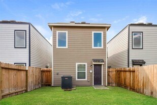 15304 Estrella Rd E in Houston, TX - Building Photo