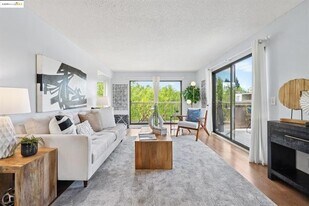 490 N Civic Dr, Unit Top Floor in Walnut Creek, CA - Building Photo