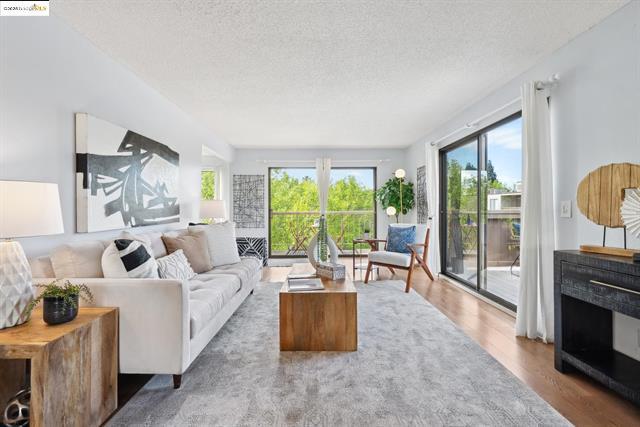 490 N Civic Dr, Unit Top Floor in Walnut Creek, CA - Building Photo