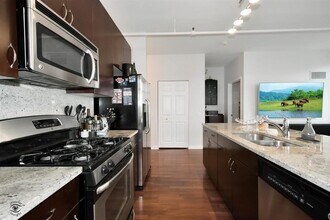 511 W Division St, Unit 406 in Chicago, IL - Building Photo - Building Photo