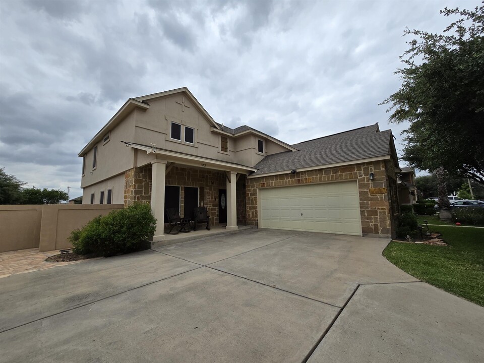 123 Veracruz Dr in Laredo, TX - Foto de edificio