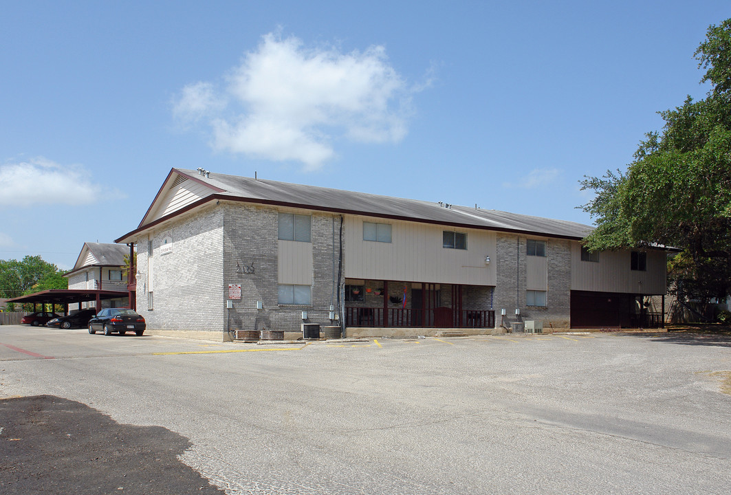 Garden Oaks Apatments in Universal City, TX - Building Photo