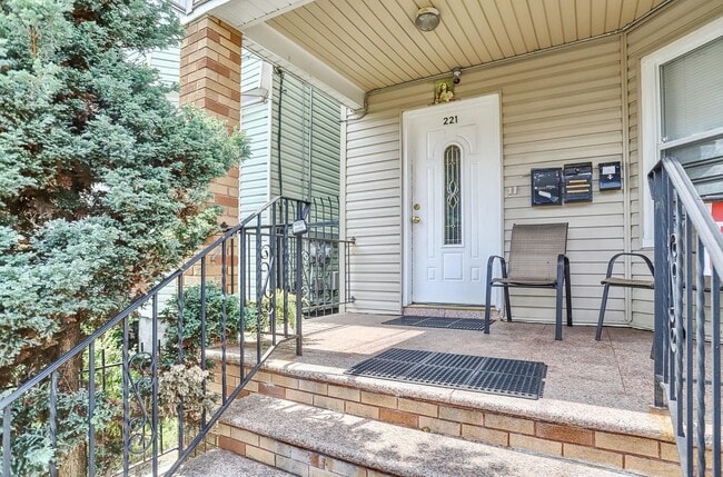 221 Claremont Ave in Jersey City, NJ - Building Photo - Building Photo