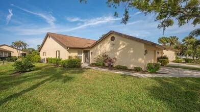 5905 Doral Dr in Sarasota, FL - Foto de edificio - Building Photo