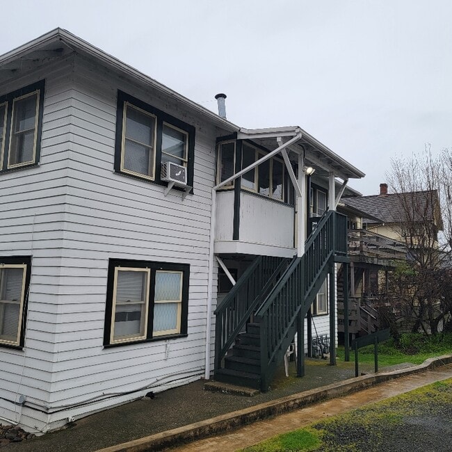 721 SE Kane St in Roseburg, OR - Foto de edificio - Building Photo