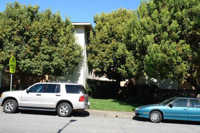 Parkview Apartments in Millbrae, CA - Building Photo - Building Photo