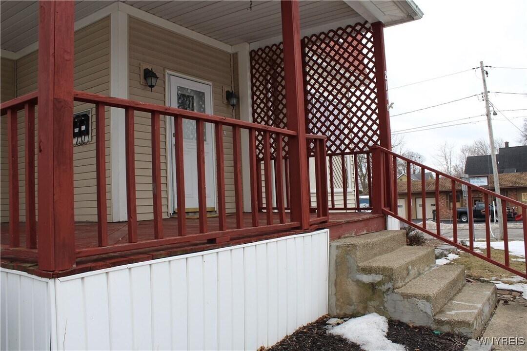 211 Division St in North Tonawanda, NY - Building Photo