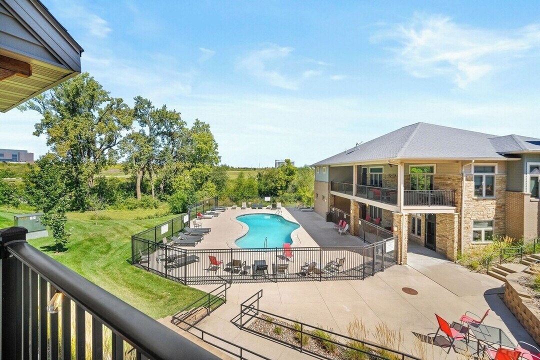 8350 Cascade Ave in West Des Moines, IA - Building Photo