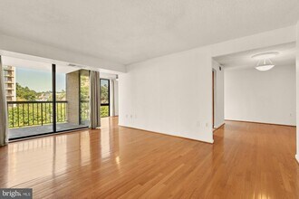 4500 S Four Mile Run Dr in Arlington, VA - Building Photo - Building Photo