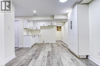 115 Amberly Blvd in Hamilton, ON - Building Photo - Building Photo