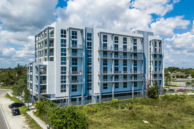 Karis Village in Miami, FL - Foto de edificio - Building Photo