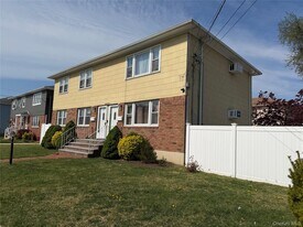 75 Farnum Blvd in Franklin Square, NY - Building Photo