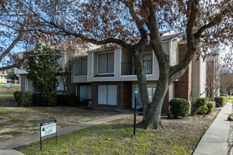 Highpoint Landing in Garland, TX - Building Photo - Building Photo